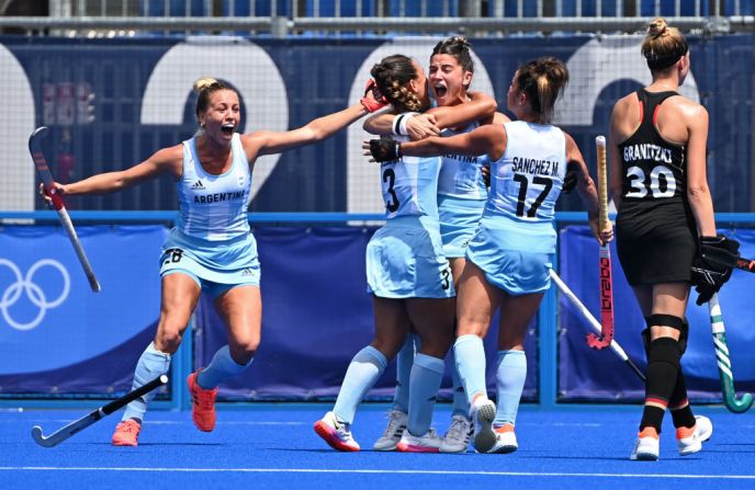 Las Leonas, el equipo de hockey femino argentino, celebran su triunfo en los cuartos de final en Tokio.