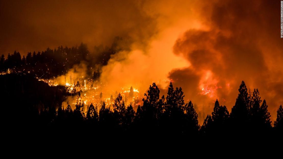 El incendio forestal "Dixie Fire" ilumina la noche del 31 de julio de 2021.