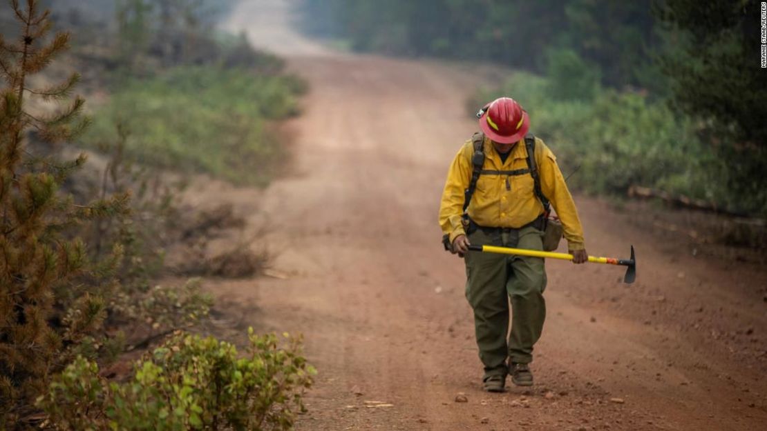 Un bombero de Nuevo Mexico prestando servicio para contener el incendio forestal "Bootleg" en Oregon el 29 de julio de 2021.