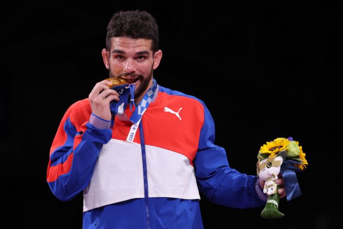 El cubano Luis Alberto Orta Sanchez posa con su medalla de oro tras el triunfo en lucha grecorromana en Tokio.