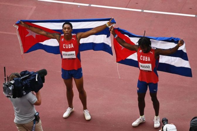 El cubano Juan Miguel Echevarría (izq.) logró la medalla de plata y su compatriota Maykel Masso el bronce en salto de longitud masculino en los Juegos Olímpicos de Tokio 2020 en el Estadio Olímpico de Tokio el 2 de agosto de 2021.