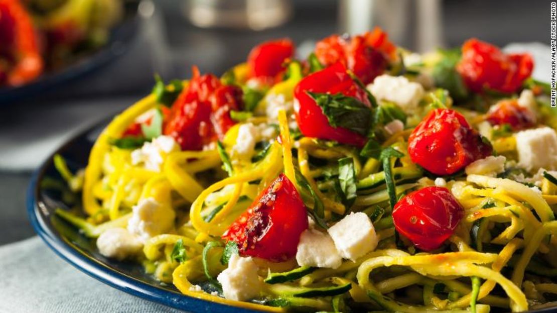 La pasta de calabacín se sirve aquí con tomates y queso feta.