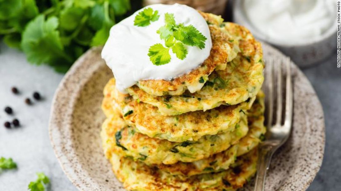 Las tortitas de calabacín pueden servirse con crema agria encima.