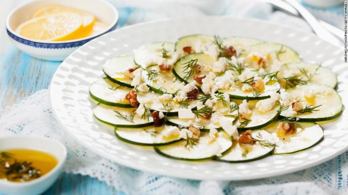 Este carpaccio de calabacita se prepara con feta, nueces y eneldo.