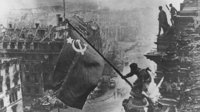 Un soldado flamea la bandera de la Unión Soviética en Berlín, el 30 de abril de 1945.