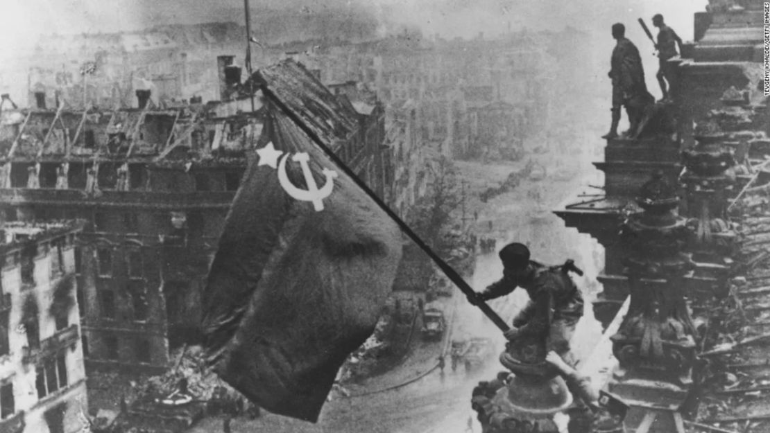 Un soldado flamea la bandera de la Unión Soviética en Berlín, el 30 de abril de 1945.