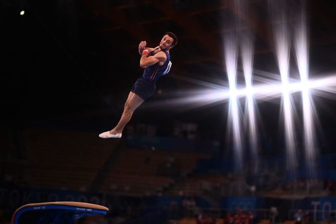 Artur Davtyan, de Armenia, durante la competencia masculina de gimnasia artística en los Juegos Olímpicos de Tokio.