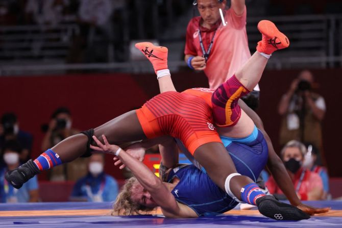 La estadounidense Tamyra Marianna Stock Mensah (de rojo) lucha contra la ucraniana Alla Cherkasova en los Juegos Olímpicos de Tokio.