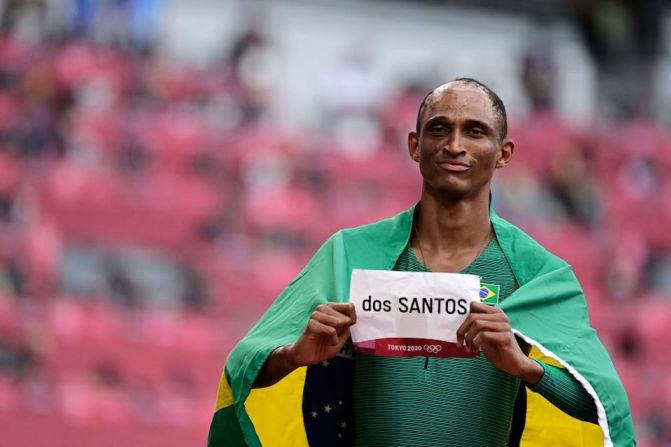 El brasileño Alison Dos Santos celebra después de obtener el tercer lugar en la final masculina de 400 metros con vallas durante los Juegos Olímpicos de Tokio 2020.
