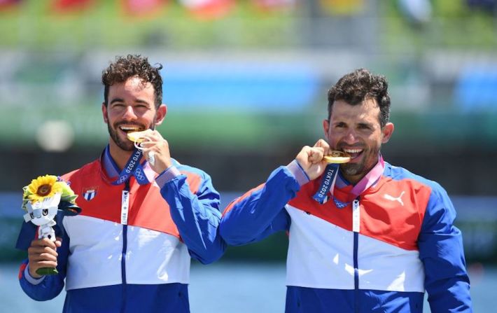 Los medallistas de oro Serguey Torres Madrigal y Fernando Dayan Jorge Enríquez, de Cuba, celebran en el podio luego de la final de los 1000m dobles de canoa masculina durante los Juegos Olímpicos de Tokio 2020.