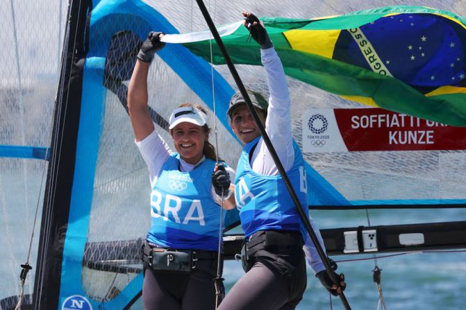 Martine Grael y Kahena Kunze del equipo de Brasil celebran el oro en vela 49er femenino en los Juegos Olímpicos de Tokio 2020 en el puerto de yates de Enoshima.