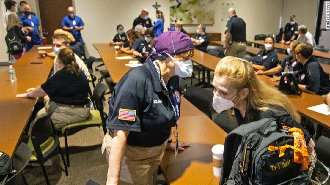 Hindy Bogner Orenstein, una enfermera de Maryland conversa con Bren Ingle, una enfermera de Chattanooga, Tennessee, mientras casi tres docenas de trabajadoras de la salud de todo el país llegan para ayudar a complementar el personal del Centro Médico Regional Our Lady of the Lake, en Baton Rouge, el 2 de agosto de 2021.