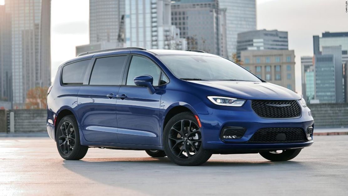 Chrysler Pacifica Limited S 2021, que cuenta con un aspecto nuevo y más deportivo con rines negros y molduras en la carrocería.