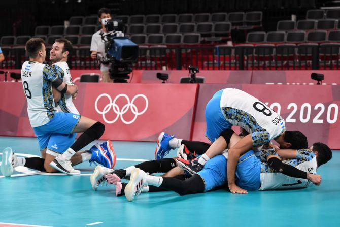 El equipo argentino de voleibol festeja un histórico triunfo ante Italia.