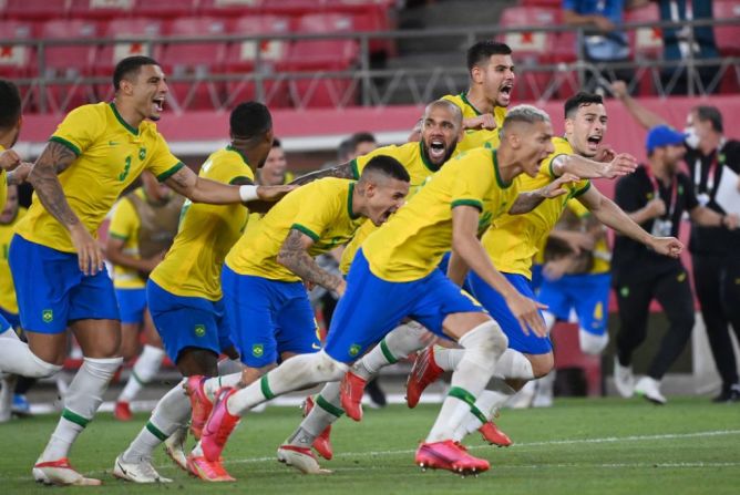 Brasil celebra su triunfo ante México y pasa a la final de fútbol en los Juegos Olímpicos de Tokio.