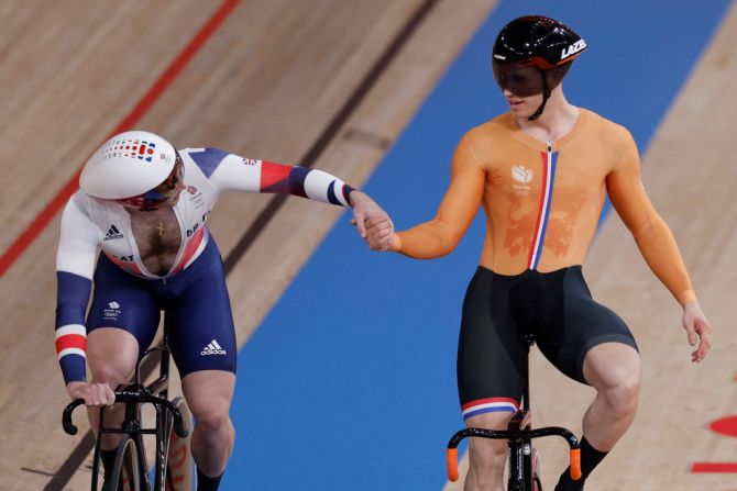 Harrie Lavreysen (derecha), de los Países Bajos, es felicitado por el británico Jason Kenny tras ganar una medalla de oro en los Juegos Olímpicos de Tokio.