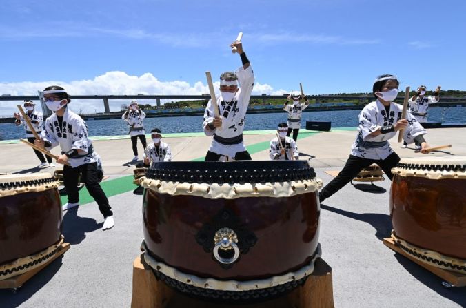 El ritmo de los tambores taiko acompaña las competencias olímpicas en Tokio.