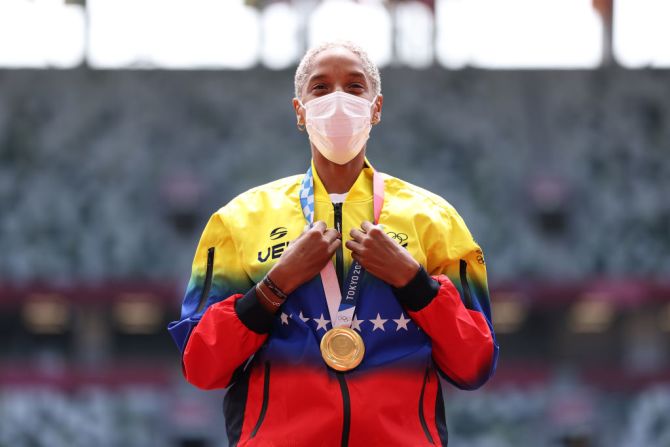 La venezolana Yulimar Rojas posa con su medalla de oro tras el triunfo en triple salto femenino en Tokio.