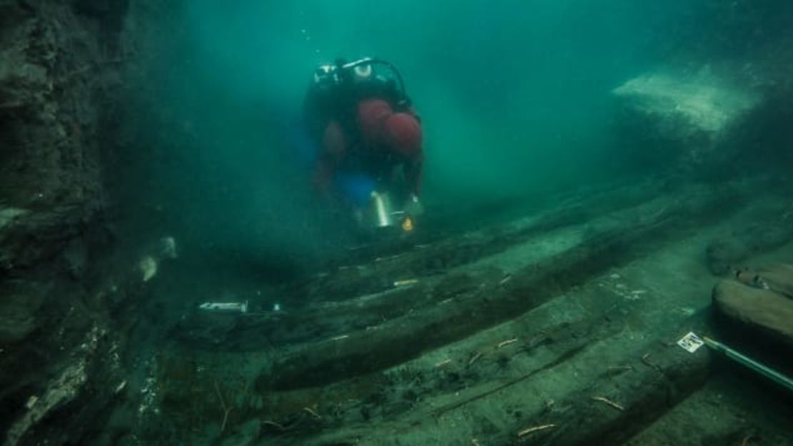 Enormes bloques del destruido templo de Amón en Thonis-Heracleion cayeron sobre una galera, que estaba amarrada al lado, y la hundieron. Siglo II a.C. Foto: Christoph Gerigk ©Franck Goddio/Fundación Hilti