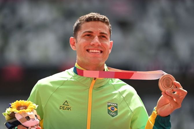 Thiago Braz, de Brasil, celebra en el podio con su medalla de bronce después de competir en el evento de salto con pértiga masculino durante los Juegos Olímpicos de Tokio 2020.