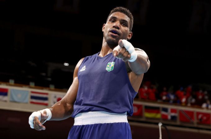 El boxeador Abner Teixeira de Brasil ganó medalla de bronce en la categoría de 81-91 kg.