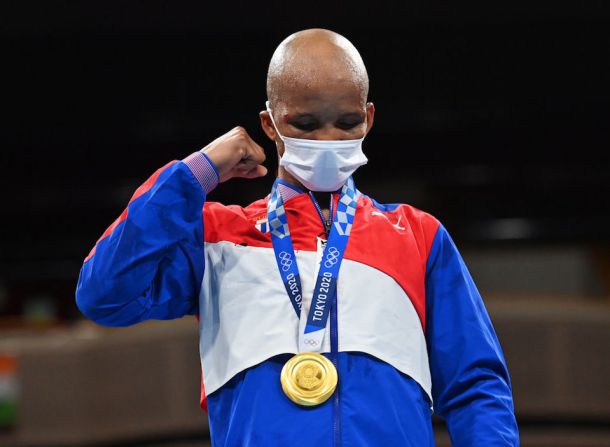 El peso welter cubano Roniel Iglesias ganó el martes su segunda presea de oro olímpica, el primer título en los Juegos de Tokio para el boxeo de Cuba.