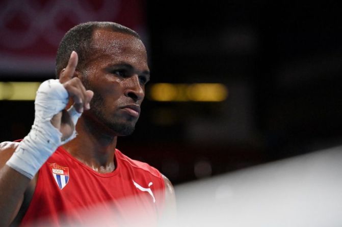 El boxeador cubano Lázaro Álvarez ganó la medalla de bronce en la categoría de peso pluma masculino (52-57 kg).