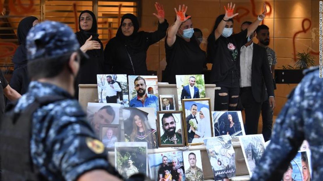 Familiares de las víctimas de la explosión en el puerto de Beirut se reúnen frente a la casa del ministro del Interior del Líbano, Mohammad Fahmi, durante una protesta para exigir el manejo justo de la investigación, el 13 de julio de 2021.