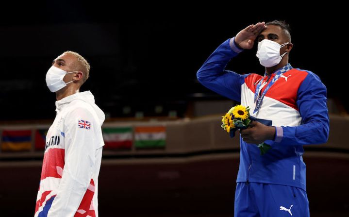 El cubano Arlen López venció al británico Ben Whittaker para ganar la medalla de oro olímpica en el boxeo de peso semipesado masculino en Tokio el miércoles.
