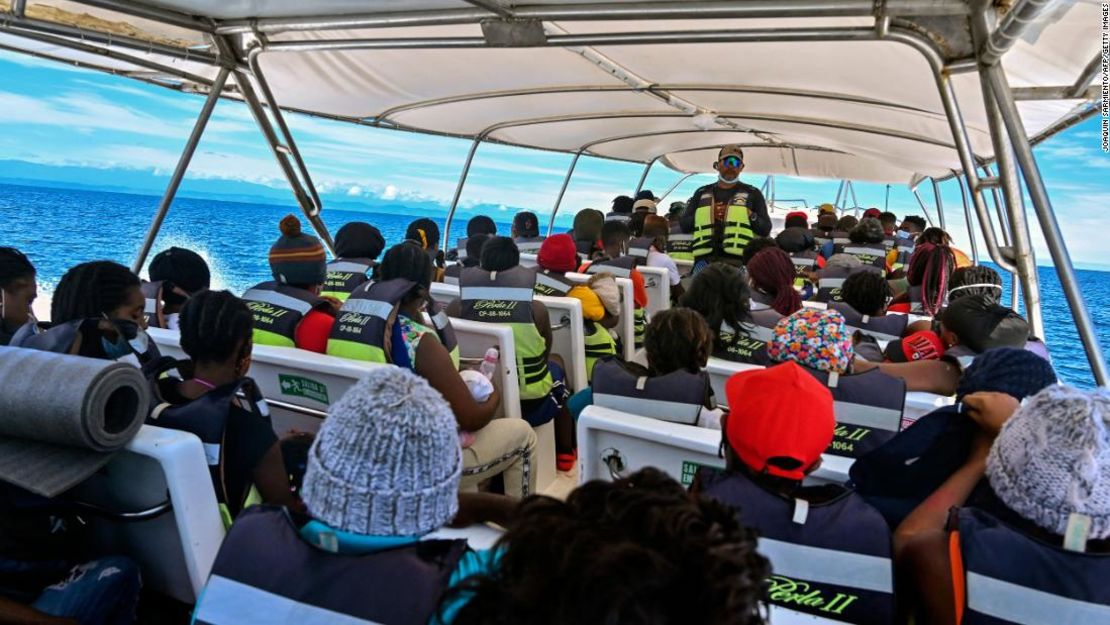 Migrantes varados de Cuba, Haití y varios países africanos viajan en un barco desde Necoclí a Capurganá, Colombia, el 31 de julio de 2021.