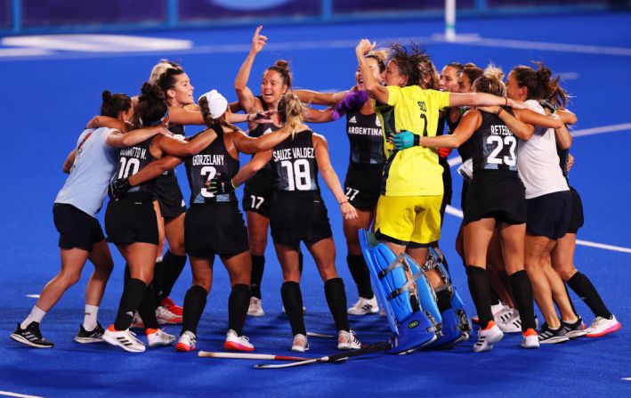 Las Leonas, el equipo argentino de hockey femenino, celebra su triunfo en la semifinal en los Juegos Olímpicos de Tokio.