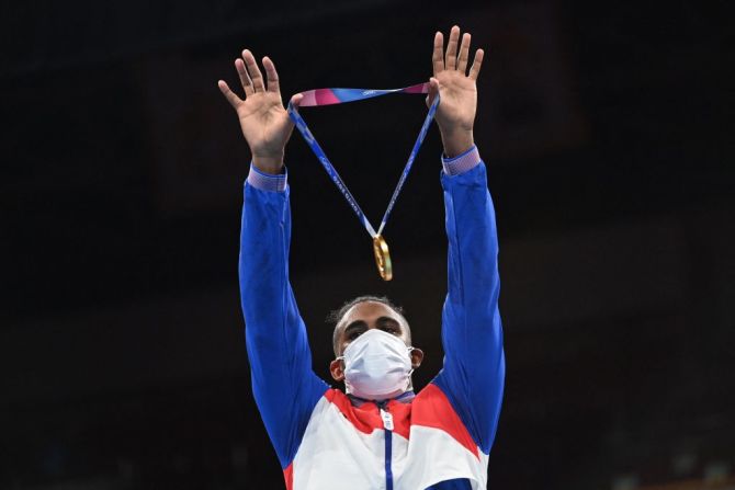 El cubano Arlen López celebra su medalla de oro en boxeo en los Juegos Olímpicos de Tokio.