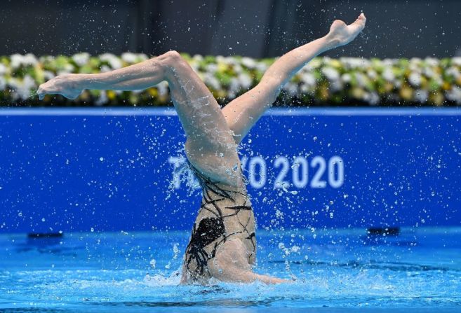 Las rusas Svetlana Kolesnichenko y Svetlana Romashina durante la competencia de natación artística por la que ganaron el oro.