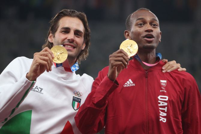 Mutaz Essa Barshim del equipo de Qatar y el italiano Gianmarco Tamberi pidieron compartir la medalla de oro en salto de altura