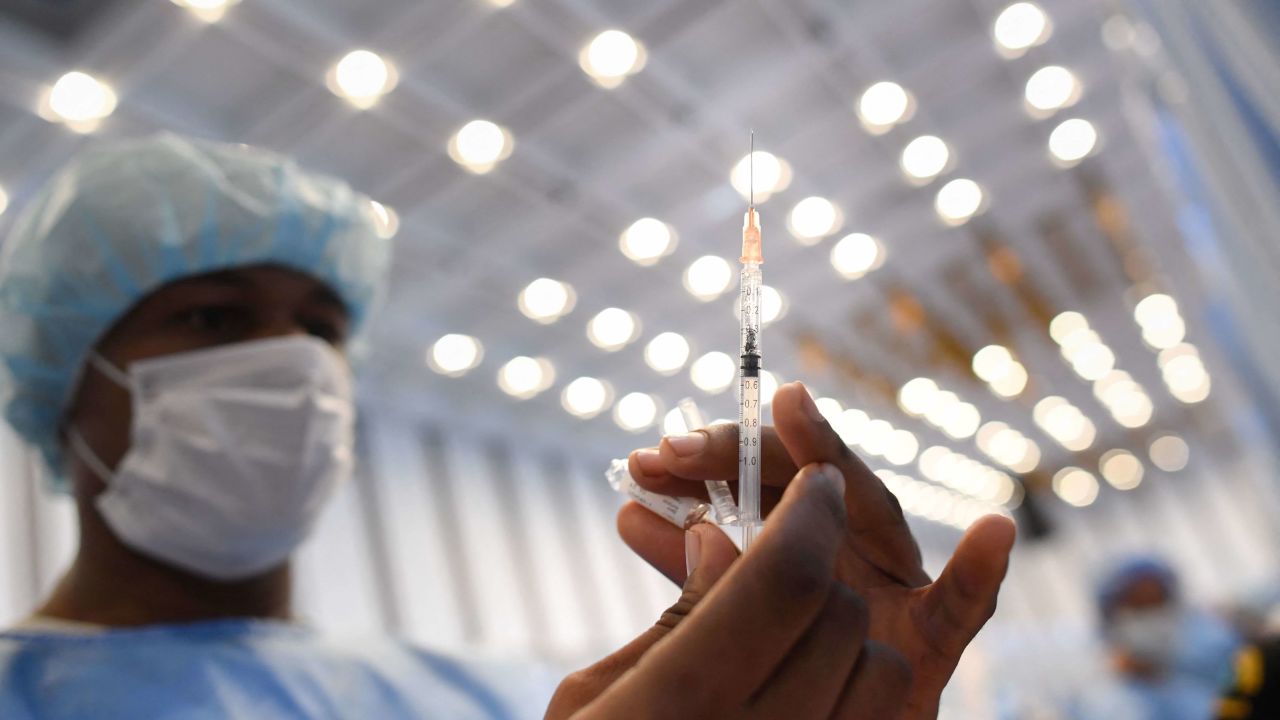 TOPSHOT - A health worker prepares a dose of the Sputnik V vaccine against the Covid-19 during a vaccination day promoted by the municipality and ed by the state government in Caracas, on June 3, 2021. (Photo by Federico PARRA / AFP)