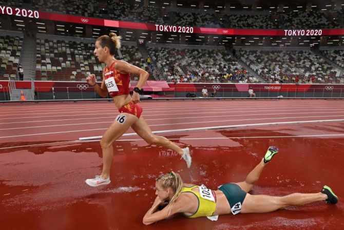 La australiana Genevieve Gregson resultó lastimada en la carrera de obstáculos en los Juegos Olímpicos de Tokio.