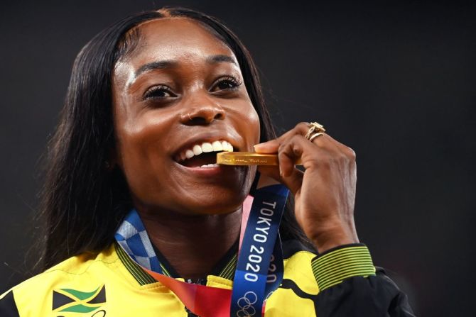 La jamaiquina Elaine Thompson-Herah celebra su medalla de oro en los 200 m en los Juegos de Tokio.