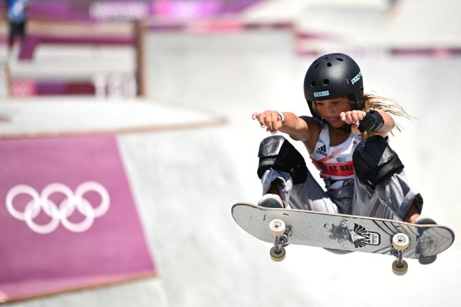 La británica Sky Brown, de 13 años, compite en skateboarding en los Juegos Olímpicos de Tokio.