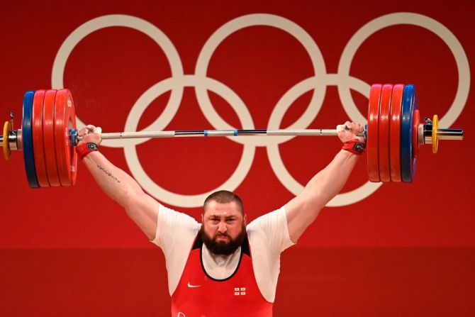 Lasha Talakhadze, de Georgia, rompe un récord mundial en levantamiento de pesas en los Juegos Olímpicos de Tokio.