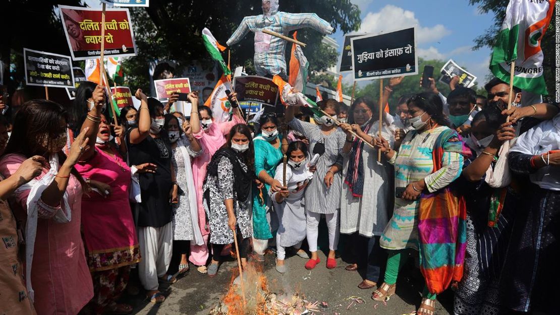 Manifestantes queman figuras que representan al primer ministro Narendra Modi y el ministro principal de Nueva Delhi, Arvind Kejriwal, durante las protestas.