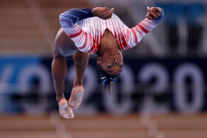 La gimnasta estadounidense Simone Biles compite en la final de viga de equilibrio, en la que ganó el bronce.