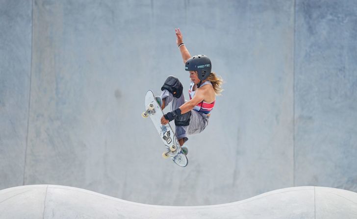 Sky Brown, la atleta británica más joven en competir en unos Juegos Olímpicos de verano, participa en la final de skateboarding.
