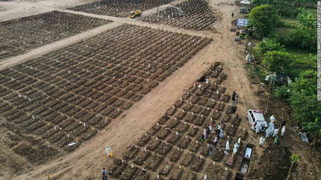 Tumbas para las víctimas del covid-19 en el cementerio de Rorotan en Yakarta.