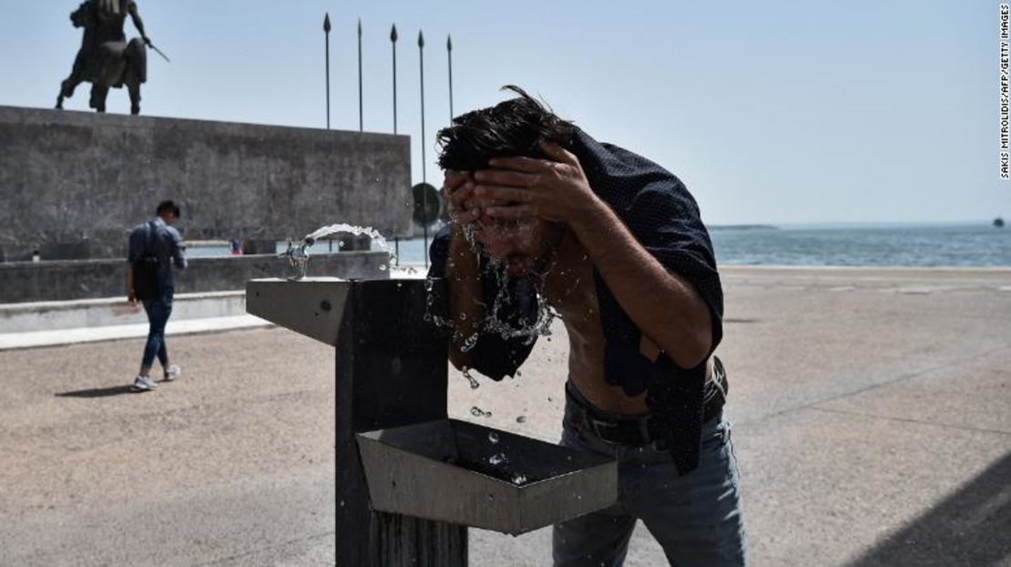 Un hombre se refresca con agua durante la ola de calor en Salónica, Grecia, el 29 de julio.