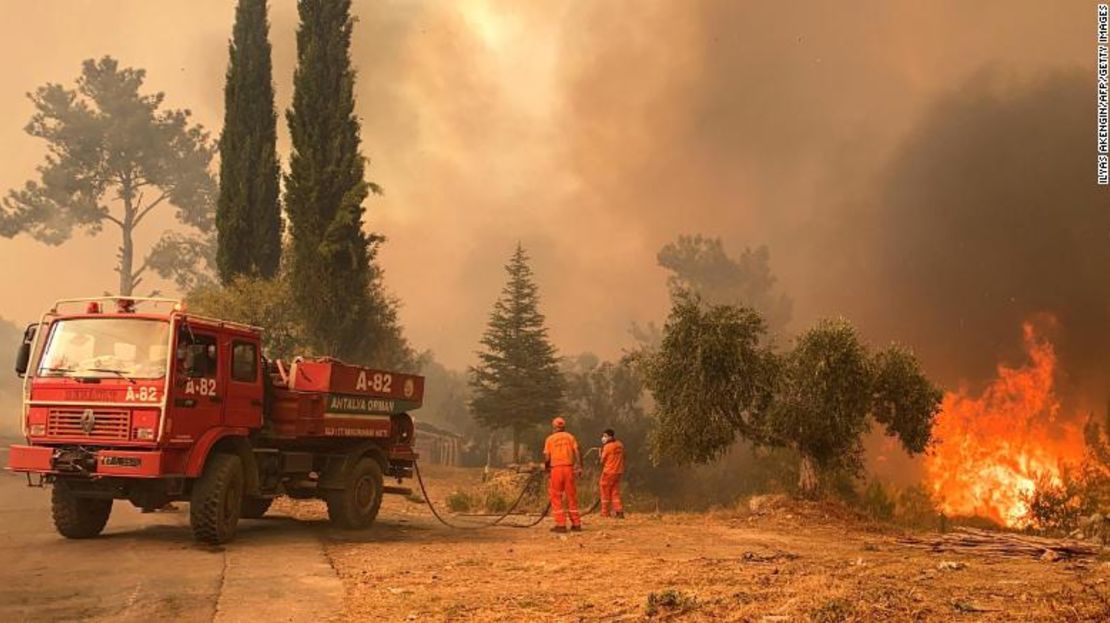 Bomberos luchan contra un incendio forestal masivo que envolvió una región turística mediterránea en la costa sur de Turquía, cerca de la ciudad de Manavgat, el 29 de julio.