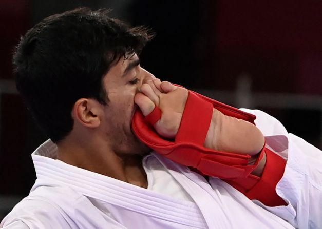 Abdel Rahman Almasatfa (izquierda), de Jordania, compite contra el francés Steven Da Costa en karate en los Juegos Olímpicos de Tokio.