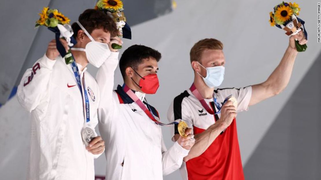 Nathaniel Coleman, Alberto Ginés y Jakob Schubert posan con sus medallas.