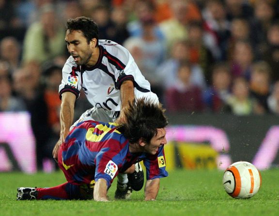 Messi le quita la pelota a Clavero, del Osasuna, durante un partido de la Liga Española en octubre de 2005.