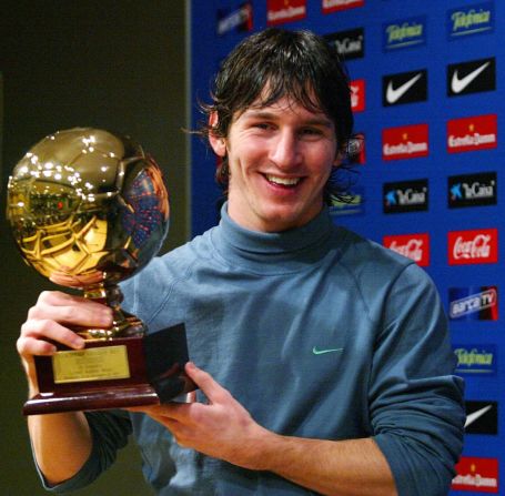 Messi posa con su trofeo 'Golden Boy 2005', otorgado por la revista italiana 'Tuttosport' , por ser el mejor jugador menor de 21 años, en diciembre de 2005.