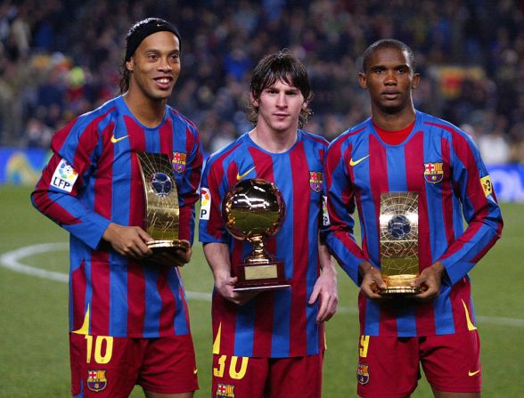 Ronaldinho (izq) y Samuel Eto'o (derecha) con sus trofeos de FIFA World Player of the Year. En el medio, Leo Messi con su trofeo balón de oro, en diciembre de 2005.
